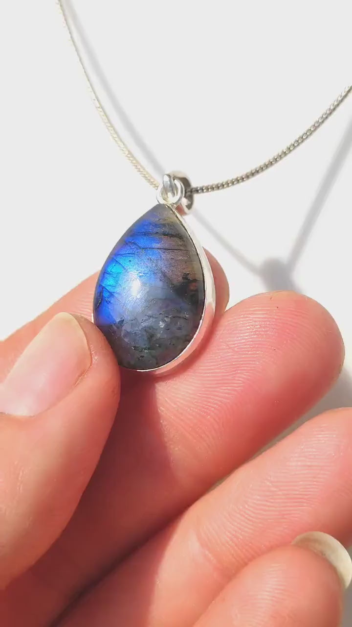 indian-rainbow-moonstone-round-pendant-necklace